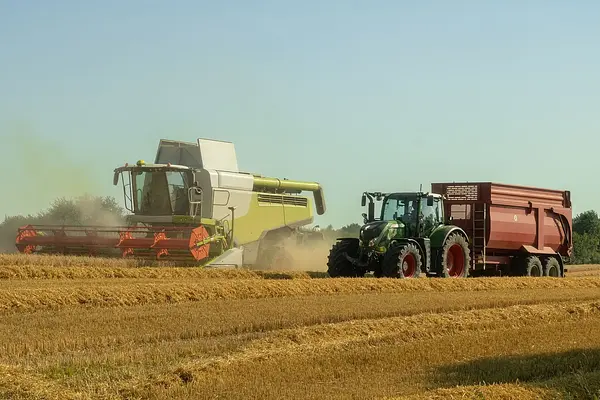 APLICACIÓN DE LA NORMATIVA BÁSICA DE SEGURIDAD EN EL MANTENIMIENTO DE MÁQUINAS AGRÍCOLAS DE ACCIONAMIENTO Y TRACCIÓN