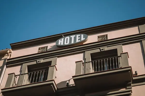 ATENCIÓN AL CLIENTE EN LA LIMPIEZA DE PISOS EN ALOJAMIENTOS
