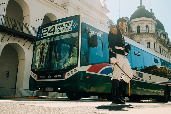CONDUCCIÓN Y LA CIRCULACIÓN POR LAS VÍAS PÚBLICAS URBANAS E INTERURBANAS