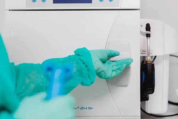 LIMPIEZA DE MATERIAL, UTENSILIOS E INTERIOR DEL VEHÍCULO DE TRANSPORTE SANITARIO